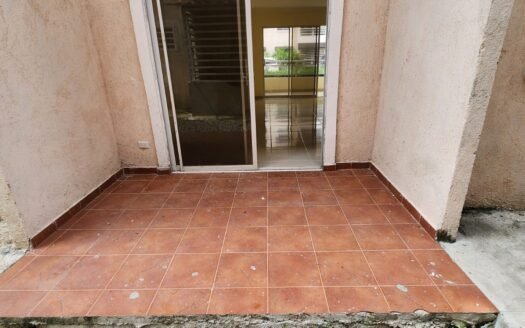 Apartamentos en primer piso con patio en la Av la América Santo Domingo esté